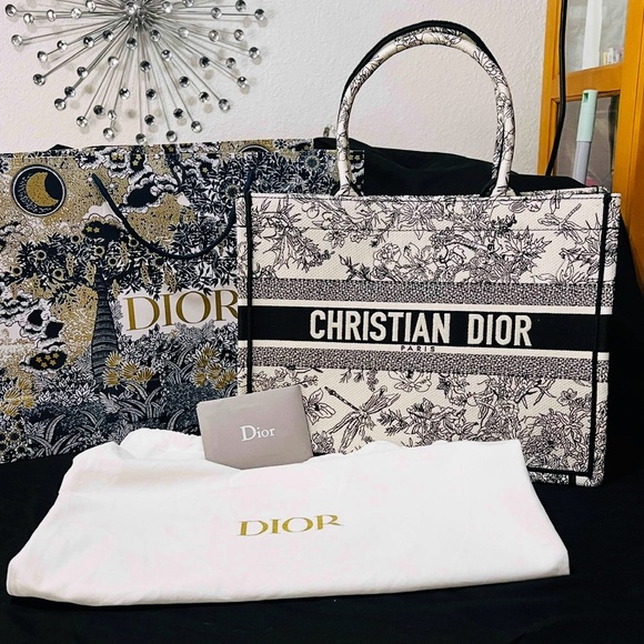 unbtanded Handbags - Blsck ang white tote
